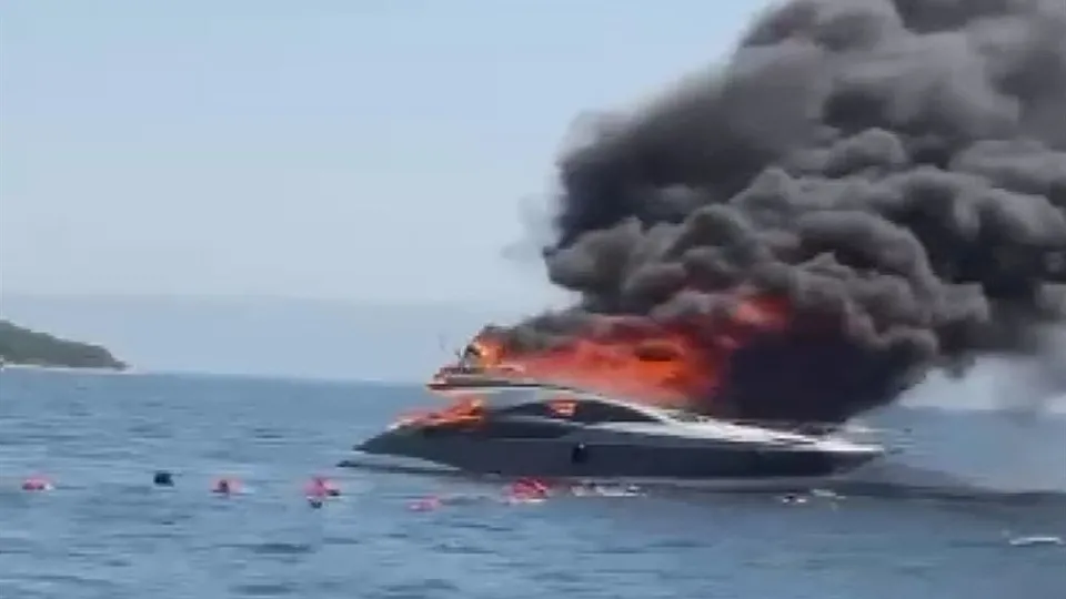 Kınalıada açıklarında tekne yangını!