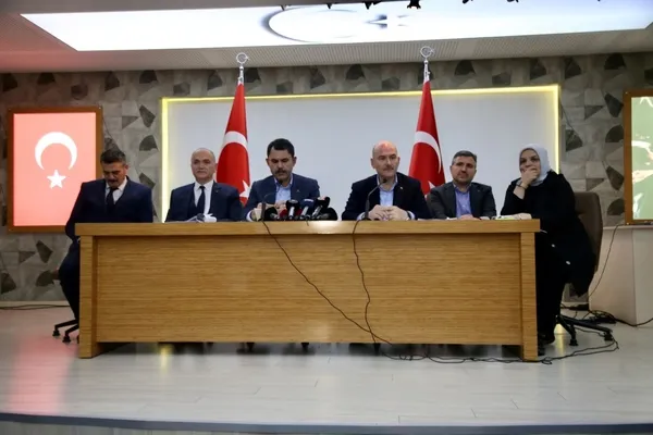 bakanlar-suleyman-soylu-ve-murat-kurumdan-duzce-depremi-aciklamasi-devletten-kira-ve-esya-yardimi-iste-verilec-1669328971156.jpg Bakanlar Süleyman Soylu ve Murat Kurum'dan Düzce depremi açıklaması! Devletten kira ve eşya yardımı! İşte verilecek rakam… - 1