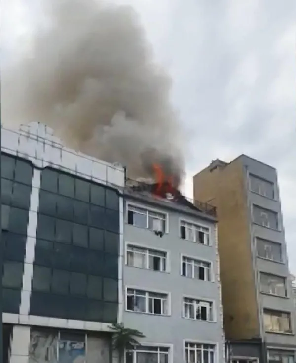 Son dakika: İstanbul Beyoğlu'nda otelin çatısında yangın - 4