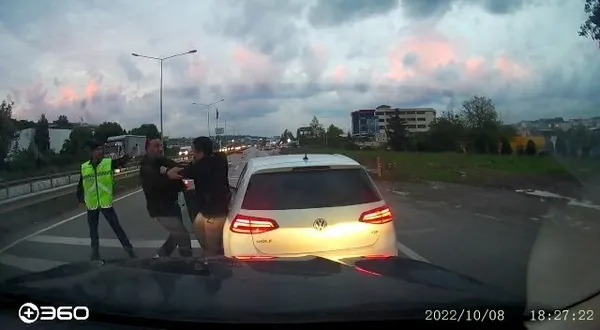 1665474929458.jpg Bursa’da şoförlerin boks maçı! Anayolu adeta ringe çevirdiler - 1