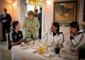 Angela Merkel'den Mesut Özil açıklaması