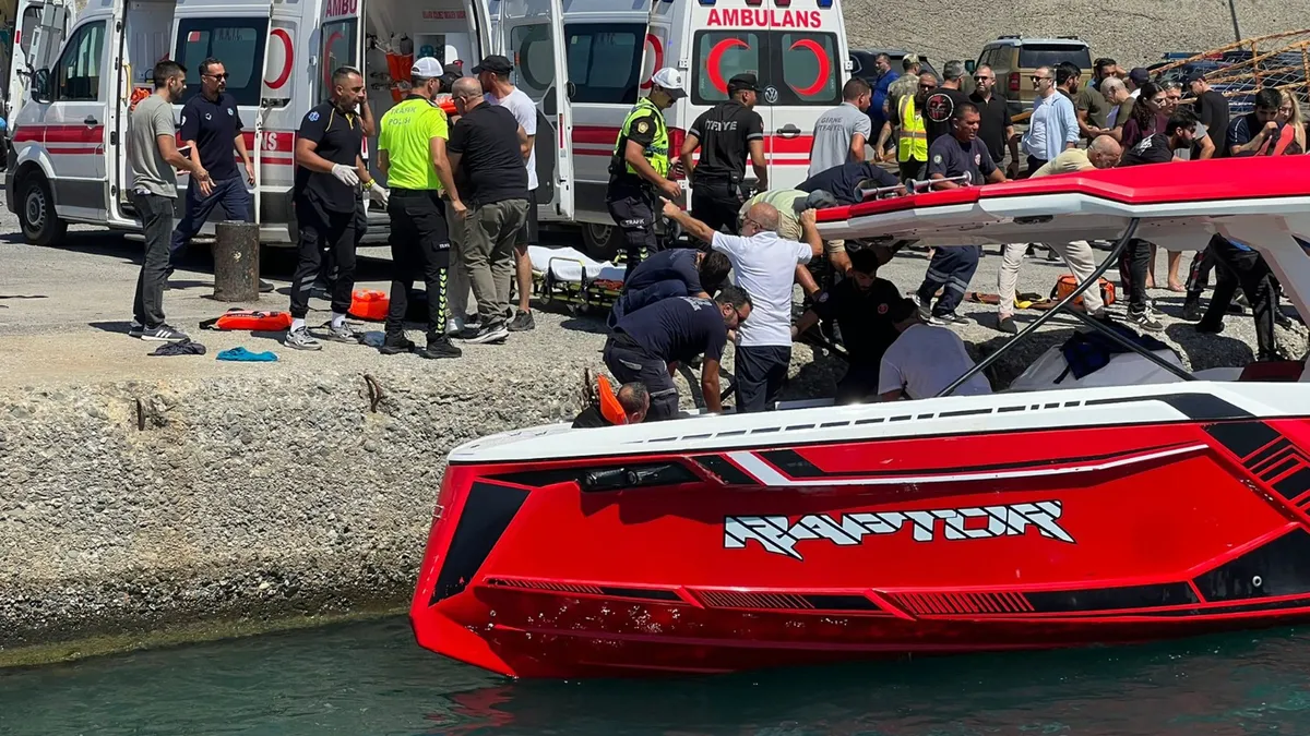 Feribot fırtınaya yenik düştü! Facia öncesi gemideki panik anları kamerada