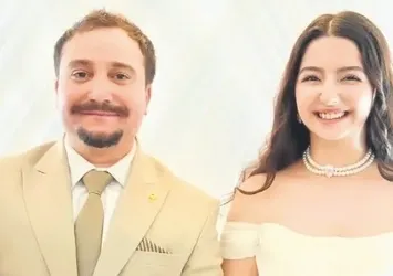 Tiyatro sahnesinde evlilik teklifi