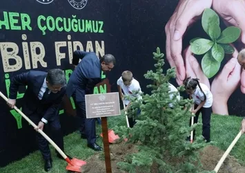 Başkan Erdoğan öğrencilerle fidan dikti!