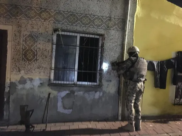 Torbacılara şafak baskını! Uykularında yakalandılar