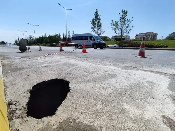 eskisehirde-korkuya-sebep-oldu-2-bucuk-metre-derinliginde-1654259056836.jpg Eskişehir’de dev çukur korkuya sebep oldu! 2 buçuk metre derinliğinde - 3