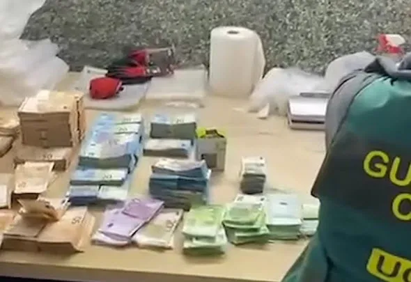ispanyada-200-milyon-eurodan-fazla-kara-para-aklayan-suc-orgutune-operasyon-11-yer-mercek-altina-alindi-1663239798690.jpg İspanya'da 200 milyon eurodan fazla kara para aklayan suç örgütüne operasyon! 11 yer mercek altına alındı - 4