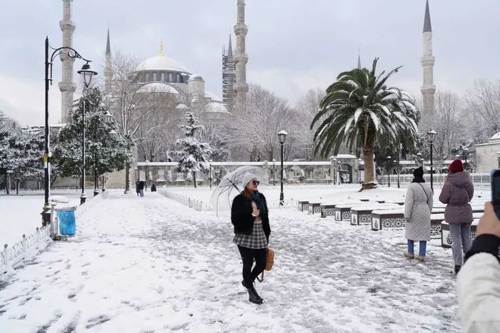 sogugu-geldi-kar-da-yolda-rusyadan-giris-yapti-donduracak-istanbullular-dikkat-alarm-verildi-1766724137166.jpeg İstanbul'da kar yağışı