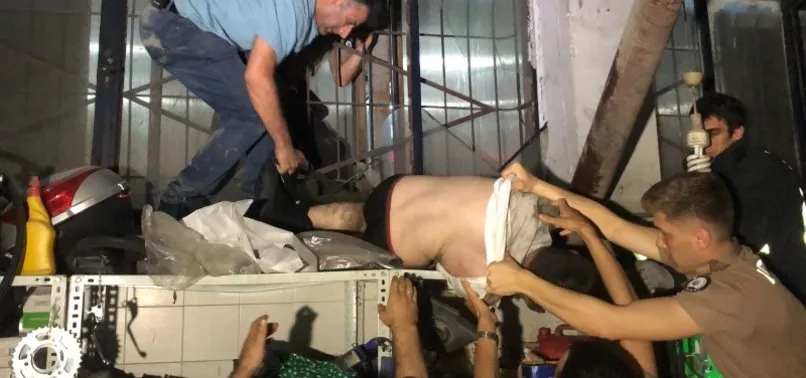 Bursa'da hırsız girmeye çalıştığı iş yerinin penceresine sıkıştı