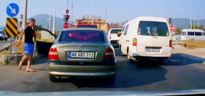 Muğla'da yol verme kavgasında dehşet! Satırla üstüne yürüdü