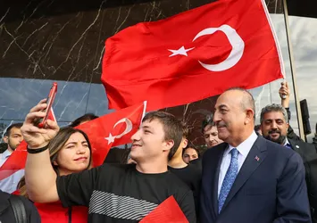 Dışişleri Bakanı Mevlüt Çavuşoğlu Prag'da! Türklerden yoğun ilgi