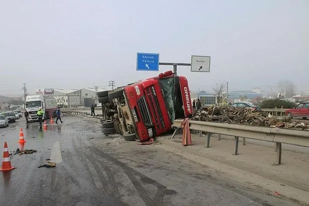 İzmit'te hurda yüklü TIR devrildi, sürücü yaralandı - 1