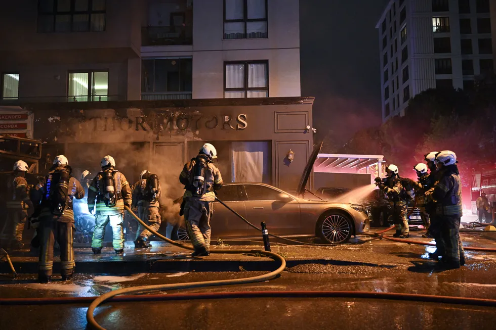 Kadıköy’de gece paniği! Galeri önündeki araçlar alev alev yandı - 3