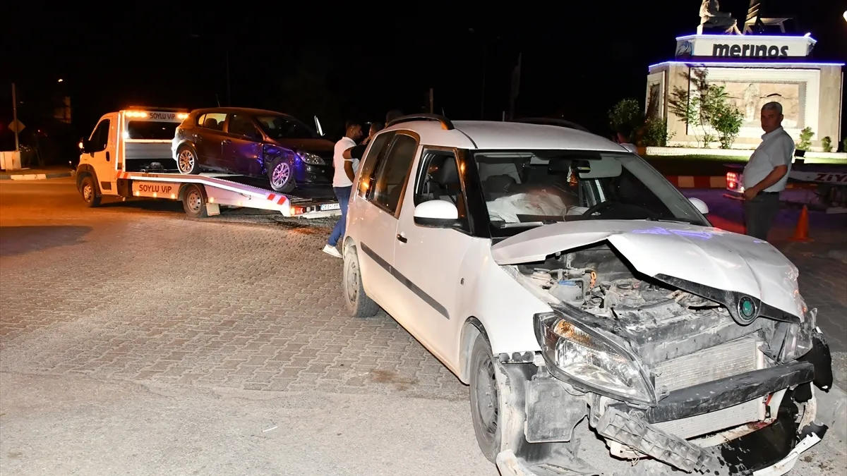 Adıyaman’da hafif ticari araç ile otomobil çarpıştı: 4 yaralı