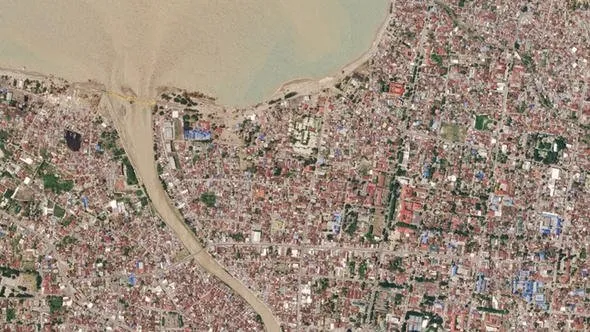 Endonezya’daki deprem ve tsunaminin verdiği hasar uydudan görüntülendi