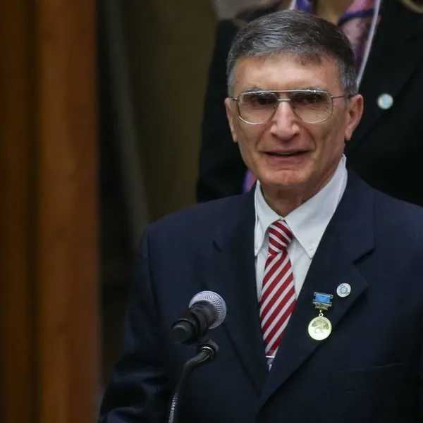 ilim-yayma-vakfi-50-yil-ozel-odulu-aziz-sancara-verildi-aziz-sancar-kimdir-1702751928738.jpg İlim Yayma Vakfı 50. Yıl Özel Ödülü Aziz Sancar’a verildi! Aziz Sancar kimdir? - 3