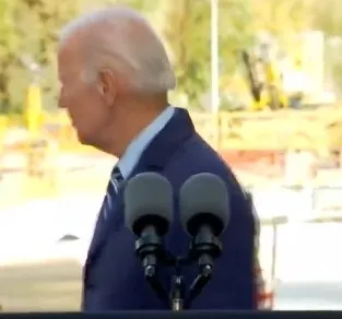 abd-baskani-joe-biden-anlamsiz-hareketlerine-bir-yenisini-daha-ekledi-bu-kez-boslukla-konustu-1666343476103.jpg ABD Başkanı Joe Biden anlamsız hareketlerine bir yenisini daha ekledi! Bu kez boşlukla konuştu - 2