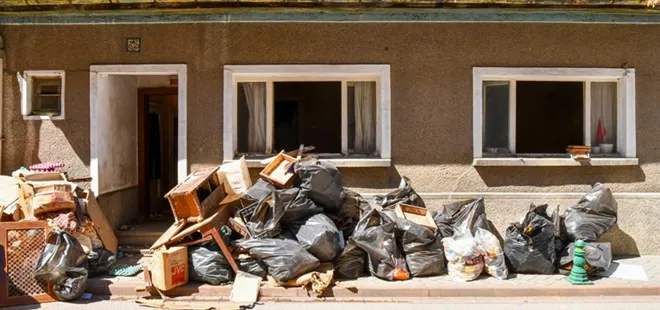 evden-gelen-kotu-kokunun-kaynagi-soke-etti-tam-5-ton-1715868248961.jpg Evden gelen kötü kokunun kaynağı şoke etti! Tam 5 ton çıkarıldı - 1