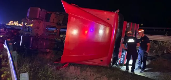 TEM Otoyolu’nda cip ile çarpışan tır devrildi: 2 yaralı