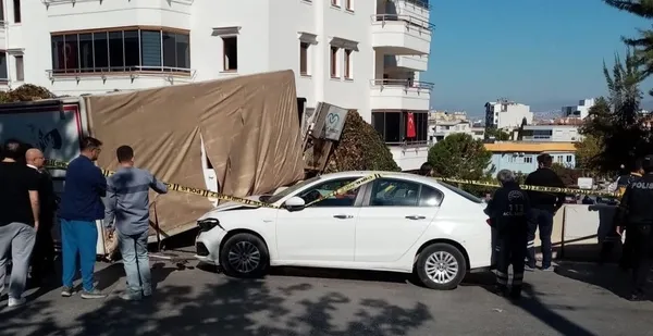 izmirde-feci-kaza-freni-patlayan-kamyon-dehset-sacti-1667052407481.jpg İzmir'de feci kaza! Freni patlayan kamyon dehşet saçtı - 4