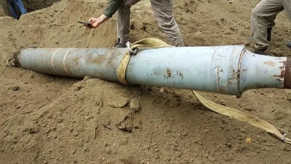Hatay'da boş arazide roket parçası bulundu! - 1