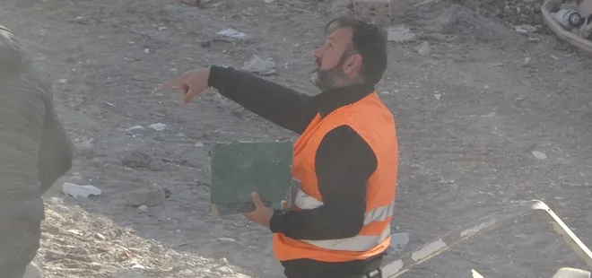 Molozların arasından tek tek topladı! Hassasiyeti herkesi duygulandırdı