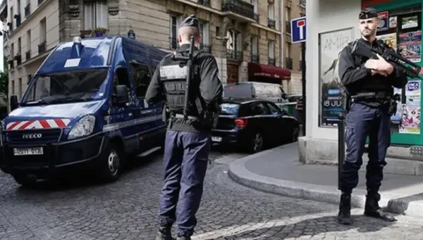 Fransa’da Türklerin evini uzun uzun namlulu silahlarla bastılar