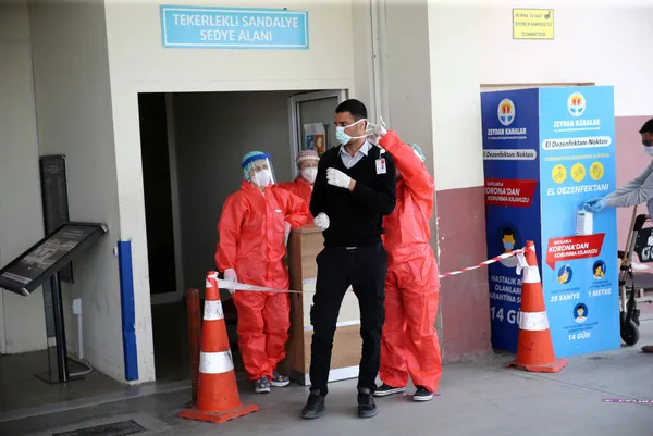 Son dakika haberi... Adana'da skandal olay! Koronavirüs testi yaptırdığı hastanede "Bende varsa herkese bulaşsın" deyip güvenlik görevlilerini darbetti |Video - 2