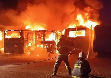 Burdur'da park halindeki halk otobüsleri cayır cayır yandı