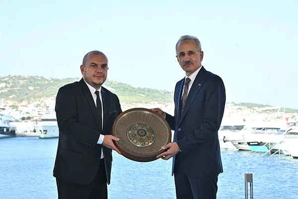 Bakan Abdulkadir Uraloğlu Yeni Foça Yat Limanı’nı hizmete açtı