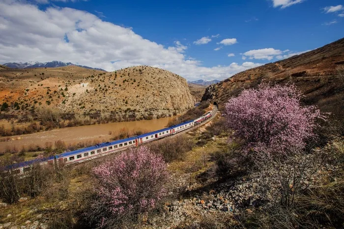 turistik-tatvan-treni-ilk-seferini-24-haziranda-yapacak-bakan-abdulkadir-uraloglu-detaylari-duyurdu-1718875022408.jpeg Turistik Tatvan Treni ilk seferini 24 Haziran'da yapacak! Bakan Abdulkadir Uraloğlu detayları duyurdu - 2