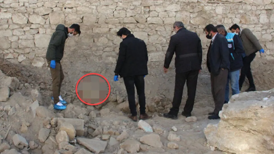 Yıkılan binanın hafriyat temizliği sırasında buldular! İşçiler hemen polise haber verdi