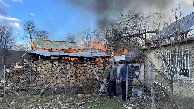 boluda-odunlukta-baslayan-yanginda-samanlik-depo-garaj-ve-otomobil-de-yandi-1704627485891.jpg Bolu'da odunlukta başlayan yangında samanlık, depo, garaj ve otomobil de yandı - 2