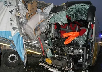 Elazığ'da yolcu otobüsü tıra çarptı! 1 ölü, 32 yaralı