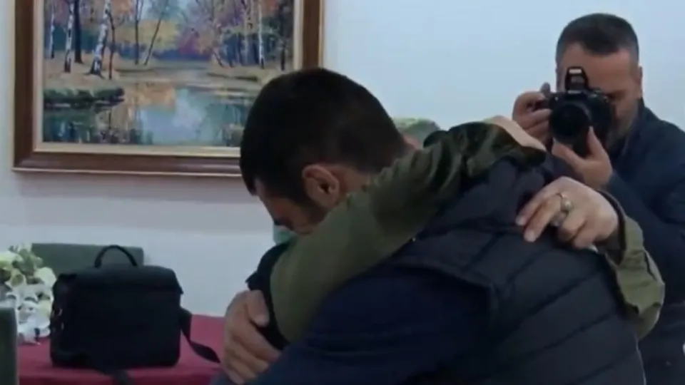 Son dakika: Diyarbakır’daki evlat nöbetinde 9. buluşma! Muhteber Birlik PKK’dan kaçan oğluna kavuştu | Video