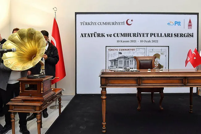 Beyoğlu’nda 10 Kasım’a anlamlı sergi: Özel pullar ilk kez sergilendi
