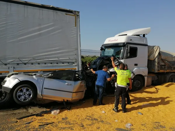 son-dakika-manisada-3-tir-ve-2-otomobilin-karistigi-kazada-3-kisi-oldu-cok-sayida-yarali-var-1630336786601.jpg Son dakika: Manisa'da 3 TIR ve 2 otomobilin karıştığı kazada 3 kişi öldü çok sayıda yaralı var - 1