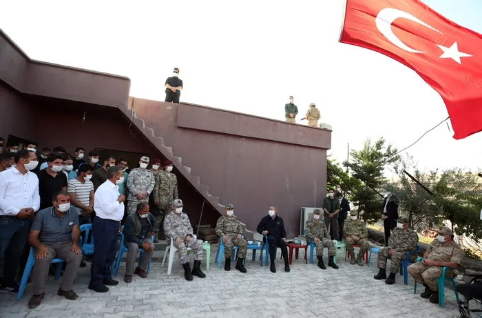 Milli Savunma Bakanı Hulusi Akar Silopi'de şehit olan işçilerin ailelerini ziyaret etti - 3