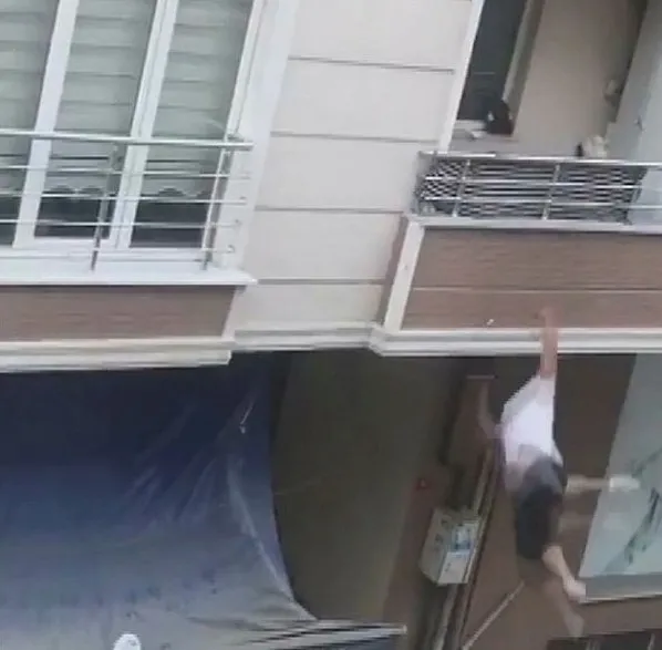 İstanbul’da akrabalarıyla tartışan kişi balkondan düştü! O anlar kamerada - 3