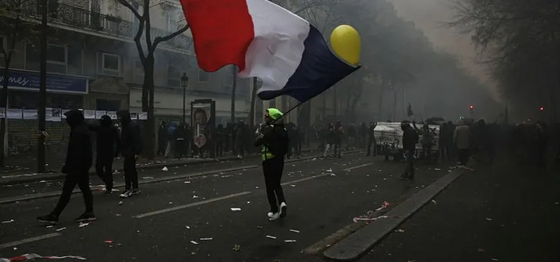 Fransa'da hayat durdu! Polislerden protestoculara sert müdahale