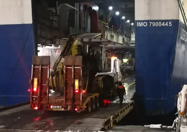 Kahramanmaraş depremi çalışmaları için iş makinalarını taşıyan ikinci gemi İskenderun’a gitti