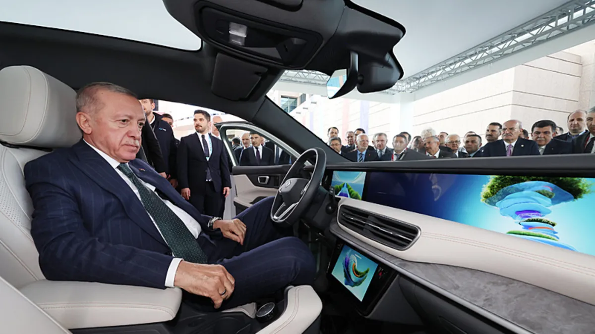 Başkan Erdoğan TOGG’un yeni modeli T10F’i inceledi!