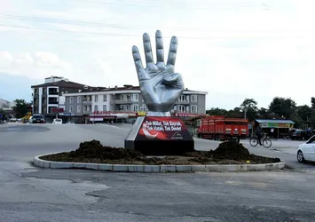 Düzce'de kavşağa 'Rabia' heykeli