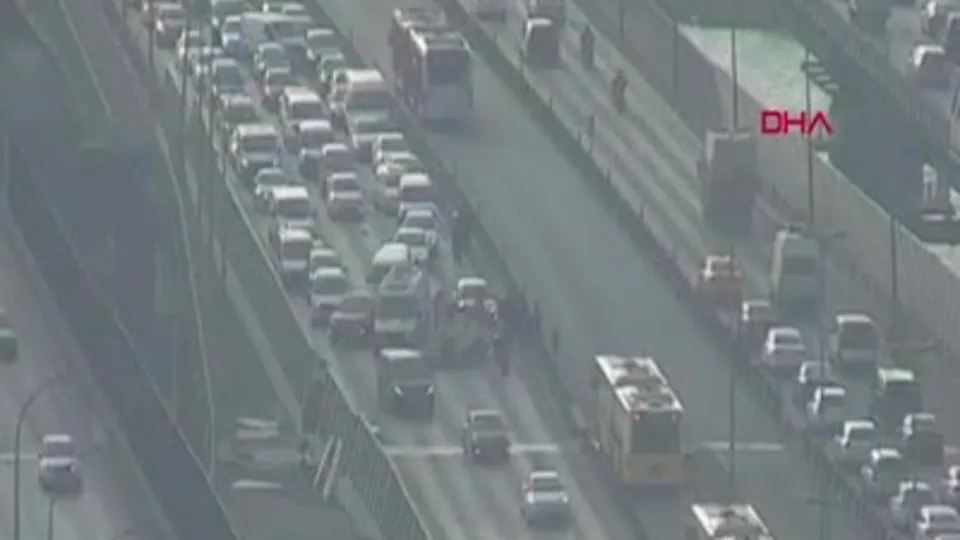 Halic Koprusu Nde Trafigi Kilitleyen Kaza Otomobil Takla Atti Istanbul Trafik Durumu Ahaber Video Izle