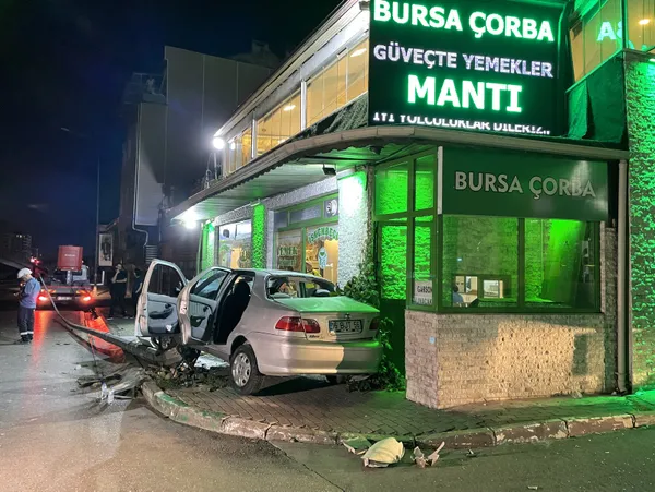 bursada-feci-kaza-aydinlatma-diregi-faciaya-barikat-oldu-1659755945307.jpg Bursa'da feci kaza! Aydınlatma direği faciaya barikat oldu! - 2