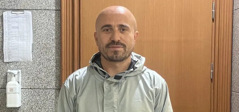 Sözde gazeteci Sezgin Kartal teröristlerle birlikte! Suriye'de elinde kalaşnikofla teröristlerle yürüdü