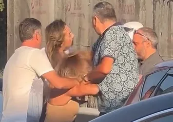 Kadın sürücülerin yol verme kavgası kamerada! Saç saça baş başa birbirlerine girdiler