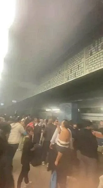 CHP’li İmamoğlu’na vatandaşlardan büyük protesto! Metro istasyonu dumanlarla kaplandı