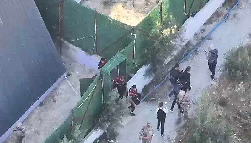 1792833194687.png İzmir'de nefes kesen operasyon: 30 yıl hapis cezası bulunan firari bungalovda yakalandı - 2