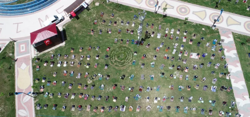 Hakkari'de 5 asırlık Emir Şaban Camii avlusunda cuma heyecanı